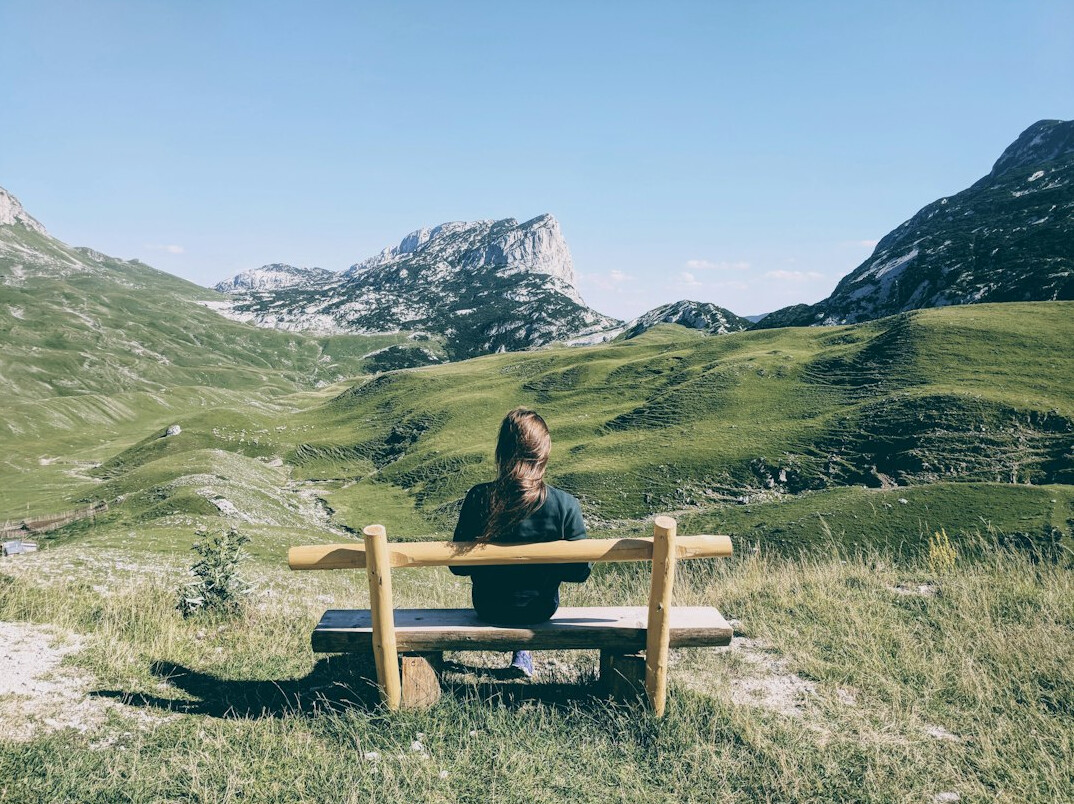 Jeune monteuse vidéo suisse travaillant sur un ordinateur portable