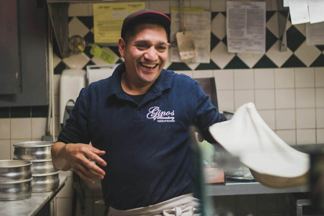 Portrait d'un rédacteur en chef souriant